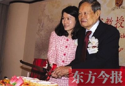 16日晚,香港中文大学为过90岁生日的杨振宁教授举办生日酒会及晚宴
