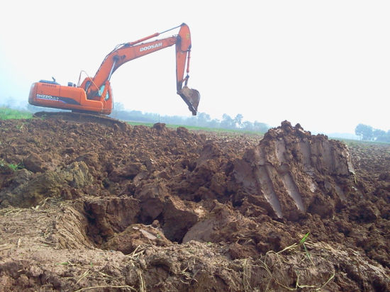 前脚刚被国土资源局划定为永久性保护农田，后脚即遭开挖损毁。刘希平 摄