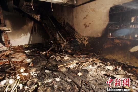 11月23日19时52分，山西省晋中市寿阳县一家名为喜羊羊的火锅店忽然发生爆炸燃烧事故。目前，现场火势已被扑灭，120急救中心也将受伤人员送往当地医院救治。当地已对事故展开调查，详细情况正在进一步了解当中。图为火锅店内已被炸成一片狼藉。张云 摄