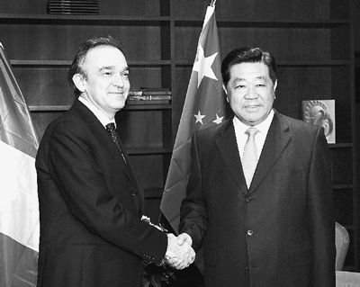 十一月三十日，全国政协主席贾庆林在意大利佛罗伦萨会见托斯卡纳大区政府主席罗西。新华社记者刘建生摄