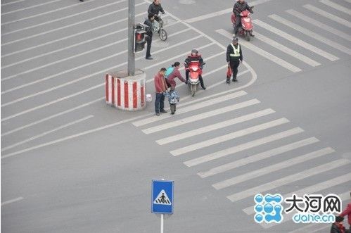 信阳街头散发“黄”书引来行人怒声一片