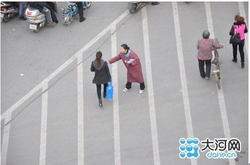 信阳街头散发“黄”书引来行人怒声一片