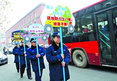 武汉城管街头举卖萌标语提示牌追罚款(图)|武汉