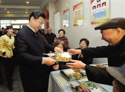 2月4日，习近平来到兰州一家养老餐厅，端起盛满饭菜的餐盘，走到72岁的老人杨林太面前，请他用餐。新华社记者 兰红光 摄