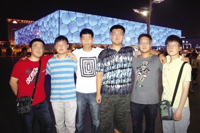 6名哈医大来京实习的学生在水立方前合影。其中5人在此次事故中遇难。网络截图