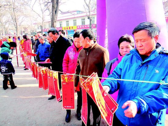 本报讯 (记者袁剑锋文/摄)群众自编自演庆元宵,与驻地单位合办活动,利用废旧物品制作花灯连日来,省城不少社区都举办了丰富多彩的元宵节活动。记者在采访中发现,多数社区都积极响应节俭过节的号召,各项活动不仅成本低廉,还丰富了市民的节日生活。这一做法更是得到了广大市民的一致认同。昨天上午9时许,记者来到北大街东口的休闲广场,北大街东社区正在这里举办元宵节文艺汇演,精彩的节目吸引了不少辖区居民观看。韩大爷的精气神儿一点儿都不输给年轻人,嘹亮的声音加上饱满的热情,他的歌格外鼓舞人心。老人家的一曲《等待》
