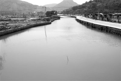 4月2日，浙江绍兴，被曝光过的河道依然浑浊。图/CFP