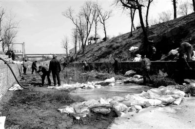 4月7日，在河北沧县建新化工厂外的排水沟里，工人在清理废水。新华社记者 王民 摄