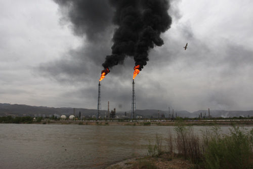 2010年5月5日,兰州西固,两个巨形烟囱突然浓烟滚滚不断地向外排放浓烟