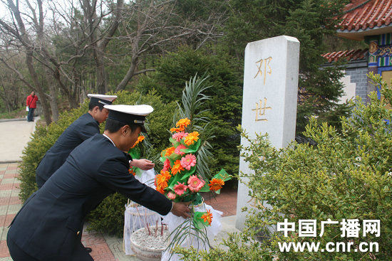 海军大鹿岛观通站官兵给邓世昌墓献花 中广网记者 向昌明/摄