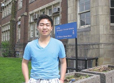 华裔中学生夏安迪代表加拿大赴英国伦敦参加全球高中生英语演讲比赛.