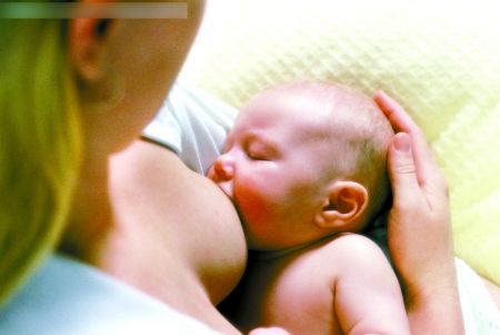 妈妈要尽量让宝宝含住大部分乳晕