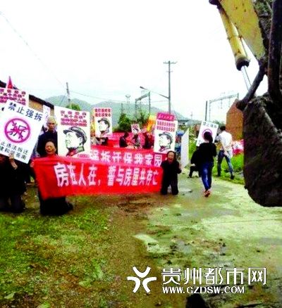 网曝温州苍南暴力强拆 村民下跪抗议被殴打