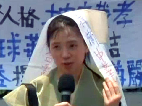 璩美凤披麻带孝至菲府外呛声要求道歉