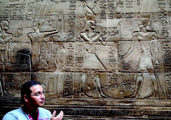 埃及神庙浮雕清除到此一游