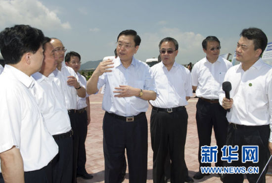 6月1日，张德江在深圳前海合作区了解规划和建设情况。 新华社记者 黄敬文摄