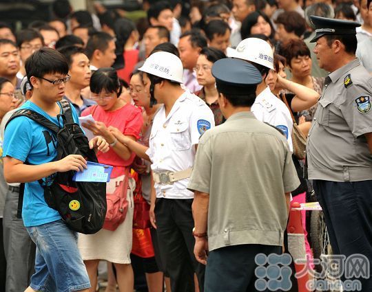 视频:高考前两小时 郑州九中考点实录