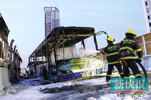 6月7日，消防人员在厦门高架路上的快速公交起火事故现场灭火。新华社发
