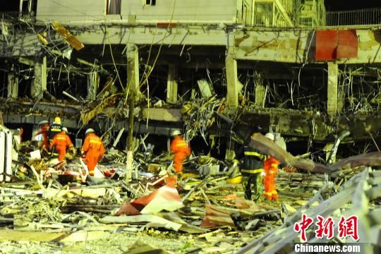 山西朔州饭店爆炸致3死 消防战士在救援一线牺