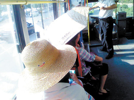 桑拿天，公交没空调是何滋味记者体验发现车内如同大烤炉