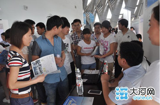 鹤壁千鹤之舞体育馆举行毕业生就业双选会