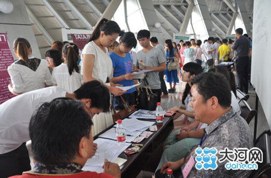 鹤壁千鹤之舞体育馆举行毕业生就业双选会