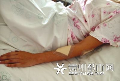 护士准备为其治疗时,女子突然用随身携带的修眉刀划伤护士,最严重的一