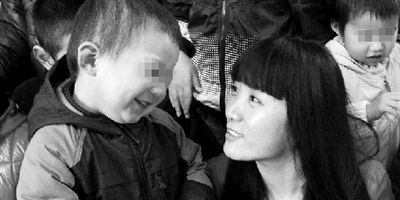 365晨光之家爱心妈妈赵丽萍与其救助的脑瘫儿童交流。(资料图片)京华时报记者 张斌 摄