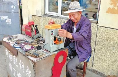 89岁,摆摊配钥匙_新浪新闻