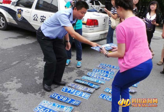 大雨冲走车牌 成都交警二分局电话联系归还车