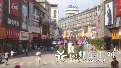 7月15日下午,高温笼罩,铜仁闹市步行街行人寥寥.