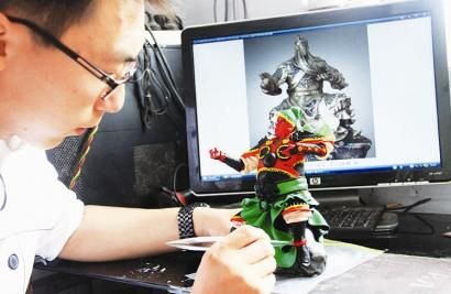 万荣县“80后”小伙赵锐潜心制作人物面塑