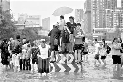 7月18日晚至19日，云南昆明遭受今年最强降雨，致使城市多条道路被淹没。图/CFP