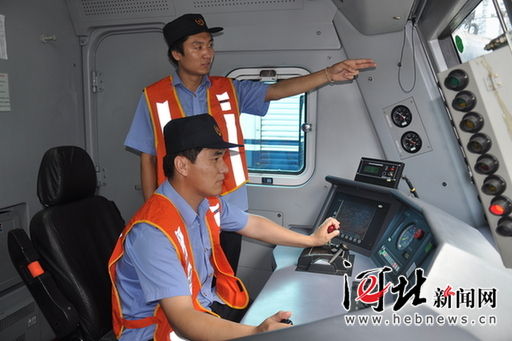 北京机务段俩火车司机管闲事除隐患