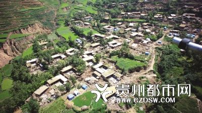 7月23日,救援人员用小型无人机拍摄的地震受灾严重的岷县梅川镇永星村