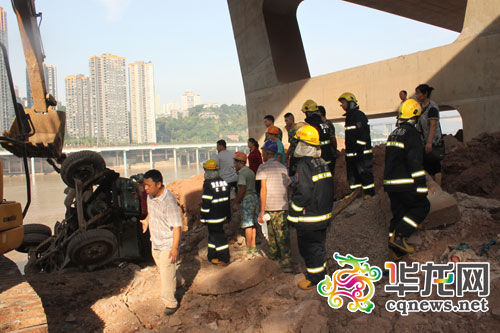 渣车侧翻驾驶员被困 好心挖掘机司机出手相助