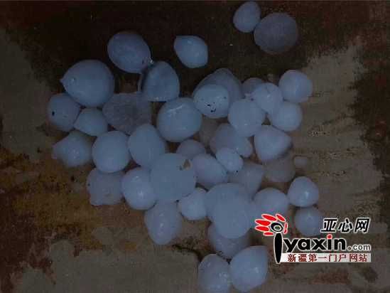 强对流天气作怪 新疆阜康清晨下冰雹