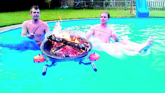 两男避暑有高招游泳池中吃烧烤