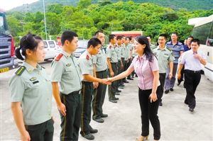 姜红一行来到东山社区,看望驻守在那里的深圳公安边防支队龙岗边防