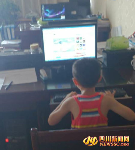 四川遂宁住建局探访:小男孩办公室内玩游戏|住