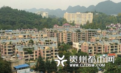 左手通知书,右手房产证