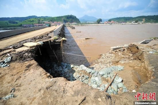 8月18日，抚顺南口前镇受灾现场。辽宁抚顺市发生了局地特大洪涝灾害。本次降雨过程呈现出雨强大、降雨量大的特点，造峰降雨历时仅11小时。共有43个乡镇街道受灾，三县共有204个村受灾。全市受灾人口36.43万人，直接经济损失超过17亿元。中新社发 于海洋 摄