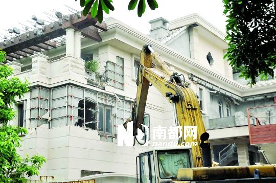 2010年7月22日，广州二沙岛违建别墅被强行拆除。CFP供图