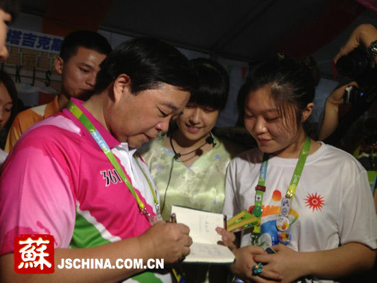 南京市长参观亚青文化小屋与青少年互动|季建
