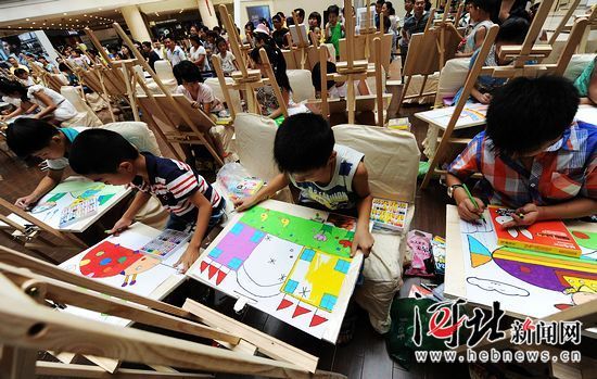 县15名留守儿童到石家庄参加关爱留守儿童绘画比赛