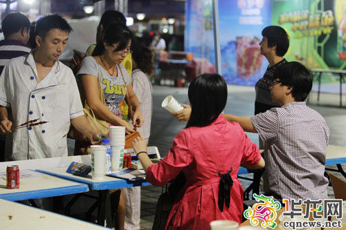 啤酒音乐烧烤节带火北滨路 夜经济拉动山城休