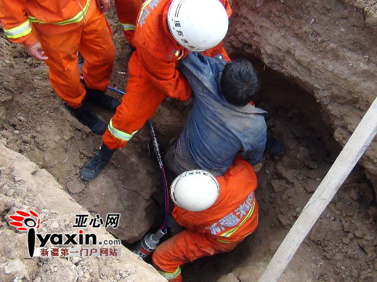 新疆昌吉市一处挡土墙坍塌掩埋工人