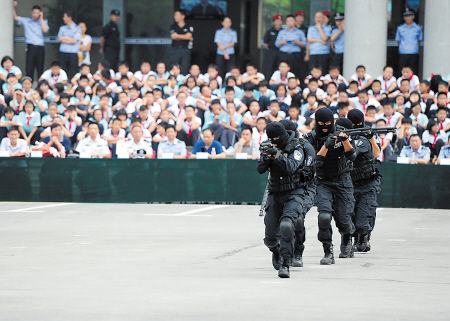 特警们表演的枪战术让"小伙伴们"大开眼界.