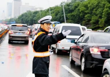 修路大考下的太原交警