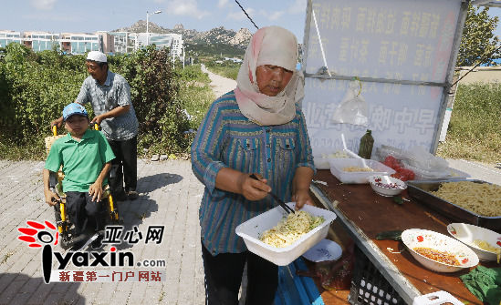 新疆残疾男孩自强不息考上大学 父母一路陪伴